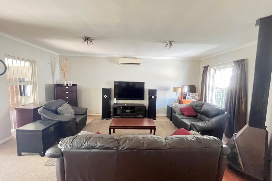 To Let 3 Bedroom Property for Rent in Kaapsig Western Cape